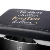 Outdoor Hocker Bierkiste, Sitzaufsatz Modell: GRILLEN CHILLEN KASTEN KILLEN, Material Kunstleder, Maße 42 X 30 X 5 Cm, Farbe Schwarz, Ideal Für Garten, Bar, Cafe, Oder Einfach Zuhause.