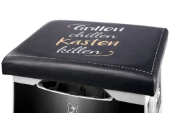 Outdoor Hocker Bierkiste, Sitzaufsatz Modell: GRILLEN CHILLEN KASTEN KILLEN, Material Kunstleder, Maße 42 X 30 X 5 Cm, Farbe Schwarz, Ideal Für Garten, Bar, Cafe, Oder Einfach Zuhause.
